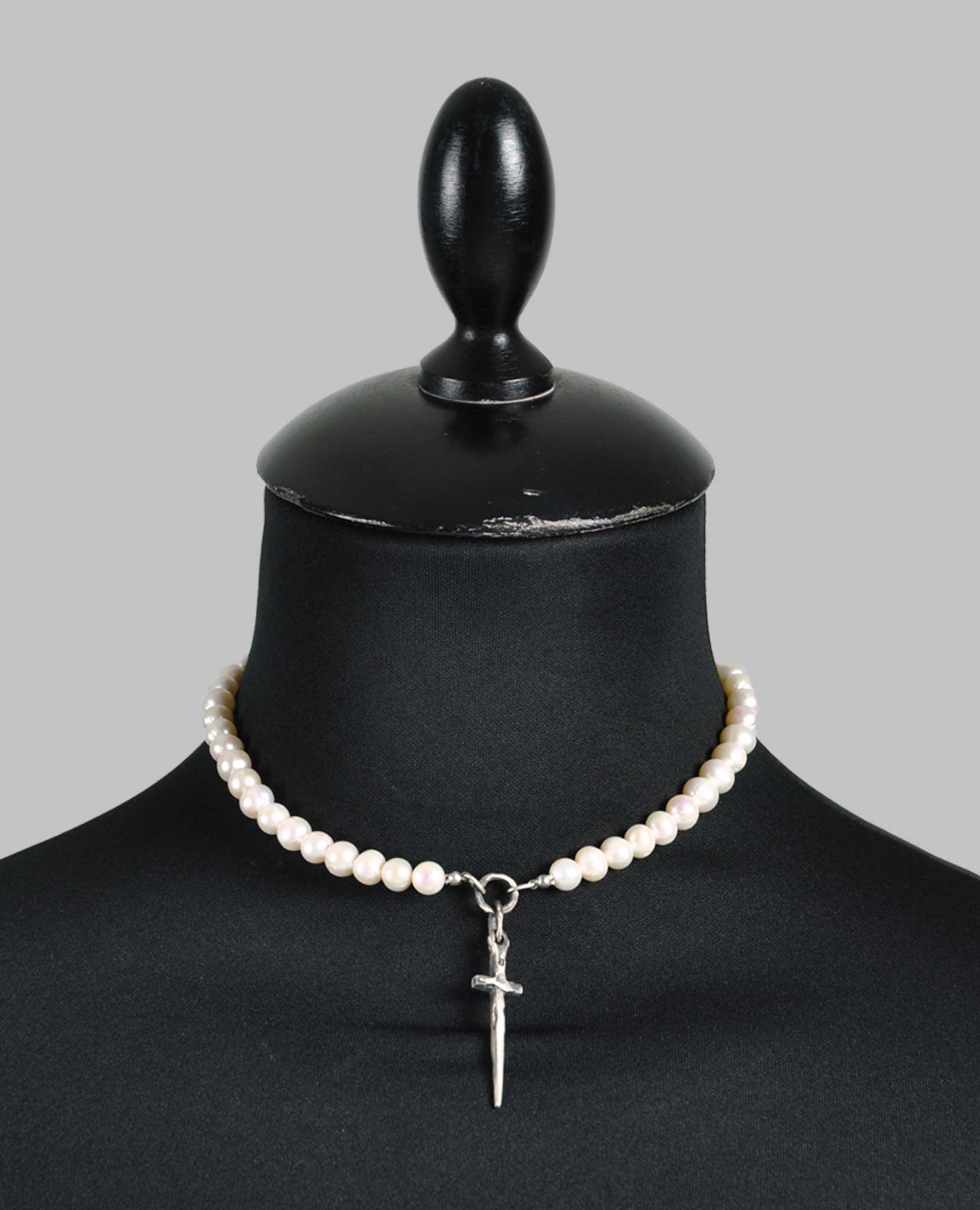 WHITE PEARL DAGGER CHOKER