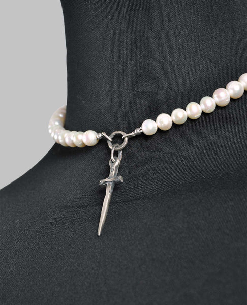 WHITE PEARL DAGGER CHOKER