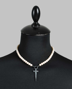 WHITE PEARL DAGGER CHOKER