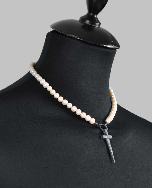 WHITE PEARL DAGGER CHOKER