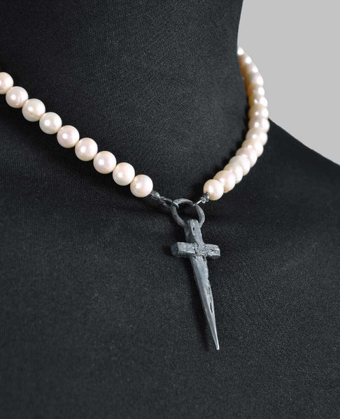 WHITE PEARL DAGGER CHOKER