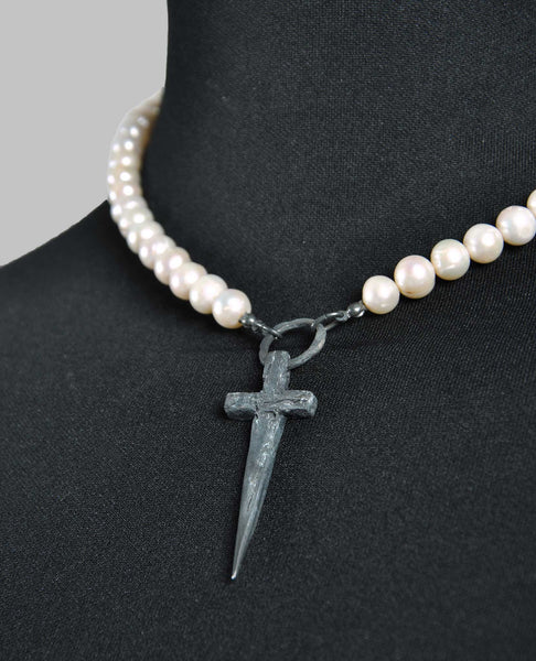 WHITE PEARL DAGGER CHOKER